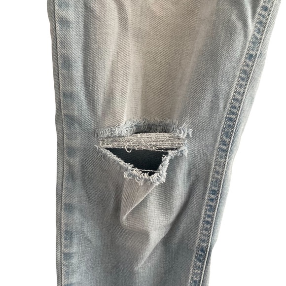 Hollister | Embroidered Distressed Jeans - Picture 4 of 13